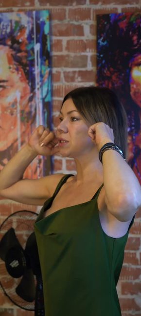 Педагог по вокалу показывает упражнение